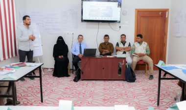 المدير العام لمديرية الشحر يختتم الدورة التدريبية لمشروع تدريب بناء القدرات في مجال تغيير السلوك الاجتماعي للجان المجتمعية بالمديرية