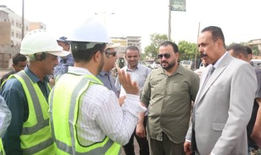 وزير الأشغال يتفقد مشروع إعادة تأهيل طريق دوار الملعب - جولة السيلة بعدن