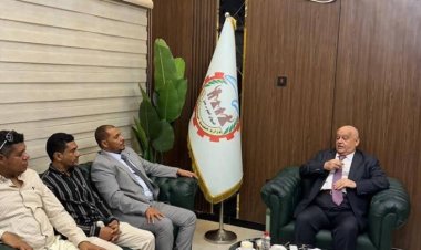 وزير الخدمة المدنية يلتقي محافظ سقطرى ويؤكد أولوية أبناء الأرخبيل في التوظيف العام ومعالجة جوانب القصور الإداري