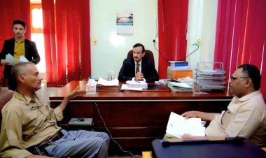 محافظ شبوة يوجه بتعزيز أداء المالية وتوريد الموارد إلى البنك المركزي ويشدد على محاسبة المخالفين