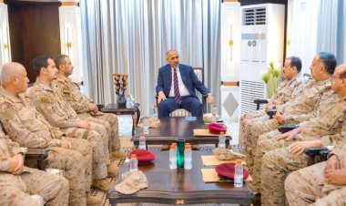 الرئيس الزُبيدي يترأس اجتماعًا لرئاسة هيئة الأركان العامة وعدد من هيئات ودوائر وزارة الدفاع