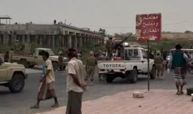 محتجون غاضبون في شحير يقطعون الخط الدولي بين المكلا والمناطق الشرقية