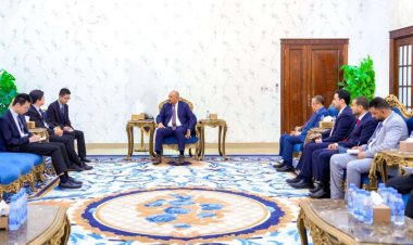 الرئيس الزُبيدي يؤكد حاجة بلادنا إلى الخبرات الصينية لإعادة تأهيل قطاع الكهرباء