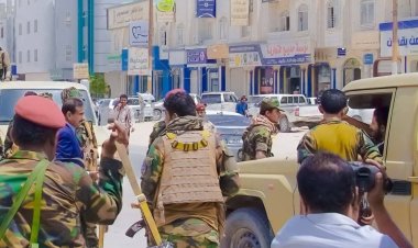 محافظ شبوة يتدخل مباشرة لإيقاف مخالف مروري ويوجه رسالة حازمة لتعزيز الانضباط في شوارع مدينة عتق