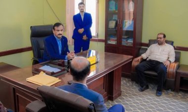 محافظ شبوة يتفقد مكتب التربية والتعليم ويؤكد استمرار دعم التعليم والكوادر التربوية