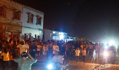 غيل باوزير.. تظاهرة غاضبة نطالب بمحاسبة المسؤولين عن مقتل "يادين"  وتندد بانهيار الخدمات.