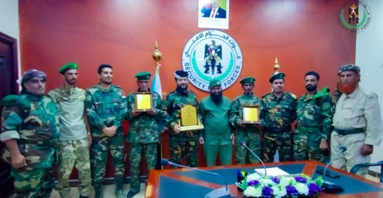 العميد الوالي يكرم جنديين من حزام أبين لأمانتهما في إعادة مبلغ مالي ومقتنيات ثمينة لصاحبها