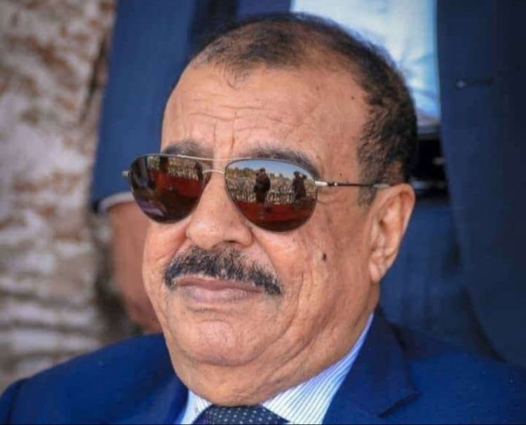 اللواء بن بريك يُعزّي أمين قاسم الحوثري وإخوانه بوفاة والدتهم