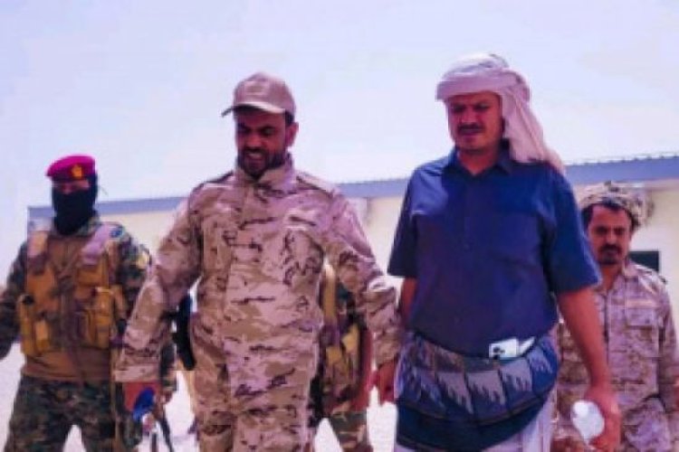 أركان دفاع شبوة يتفقد مشروع محطة الطاقة الشمسية الإماراتية