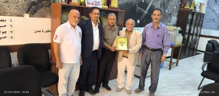 تقديراً لجهوده في إعادة تأهيل حديقة مقر النقابة..الصحفيين والإعلاميين الجنوبيين تكرم مدير عام صندوق  النظافة بالعاصمة عدن