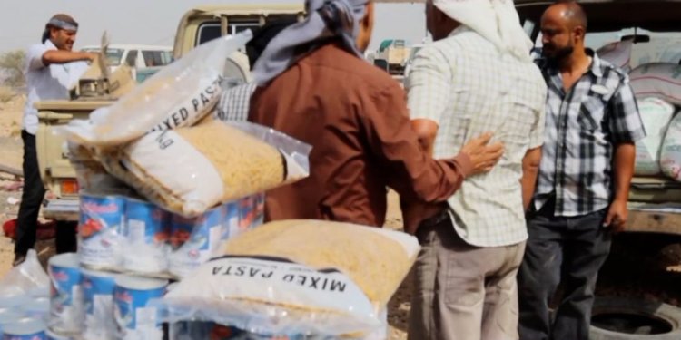 توزيع سلال غذائية على معلمي خمس مدارس بمديرية الشعيب