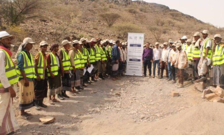 لحج.. بدء العمل بمشروعي رصف طريق “دُبَيش” وتسوير مدرسة الشهيد ناصر فارع بكرش