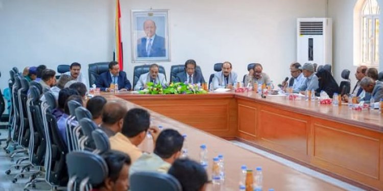 تنفيذي شبوة يعقد دورته الاعتيادية ويُشيد بدعم المحافظ “ابن الوزير” لقطاع التعليم