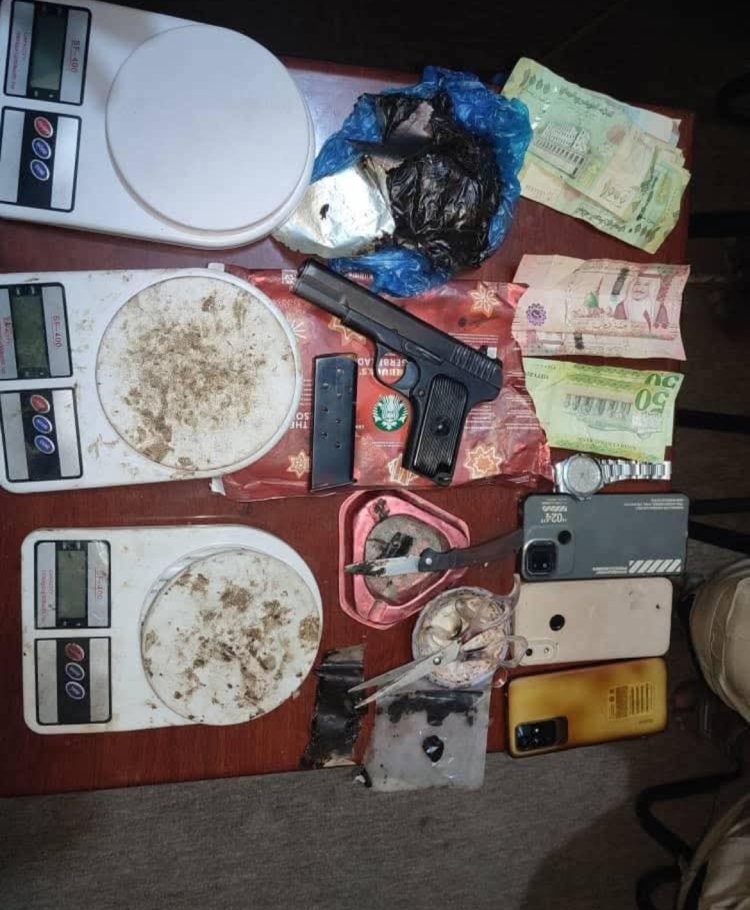 مكافحة المخدرات تضبط عصابة مسلحة لترويج الحشيش المخدر بالمكلا