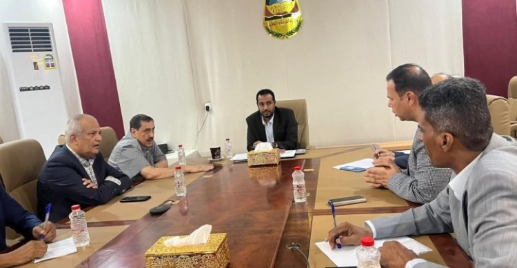 وزير التربية يلتقي مدير أمن عدن لمناقشة التعاون والعمل المشترك.