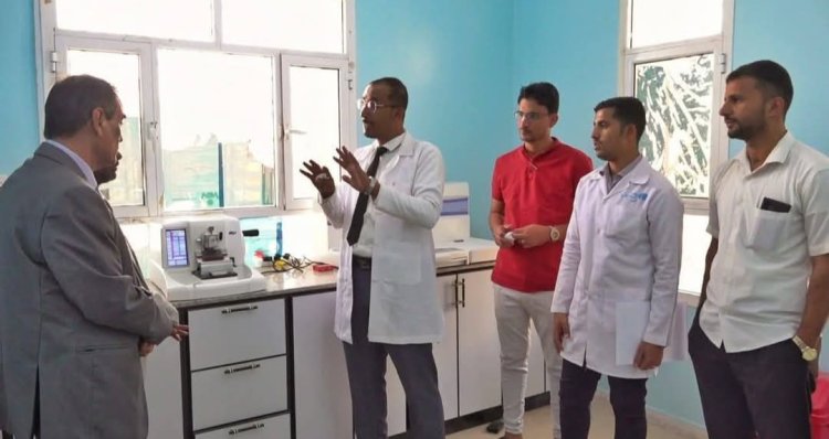 بجهود محافظ شبوة وبدعم الأشقاء في دولة الإمارات" تدشّين منظومة أجهزة فحص الأنسجة في مختبرات الصحة المركزية بعتق .