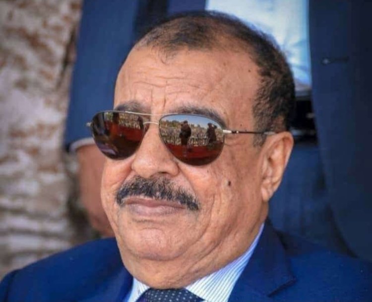 اللواء بن بريك يُعزّي في وفاة العقيد صالح محسن القطيبي