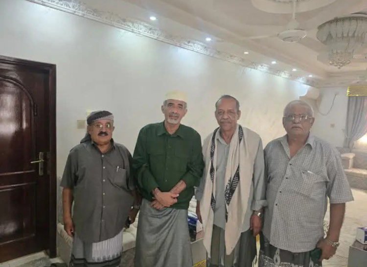 اللواء بارجاش برفقة قيادات عسكرية وطبية تزور الفريق محمود الصبيحي وتناقش مستجدات الأوضاع في البلاد وحضرموت.