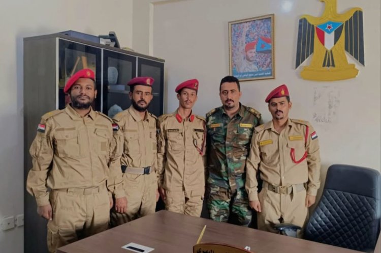 العميد ناجي اليهري يكرم ضباط حزام الطوق الخريجين من الكلية العسكرية بالعاصمة عدن