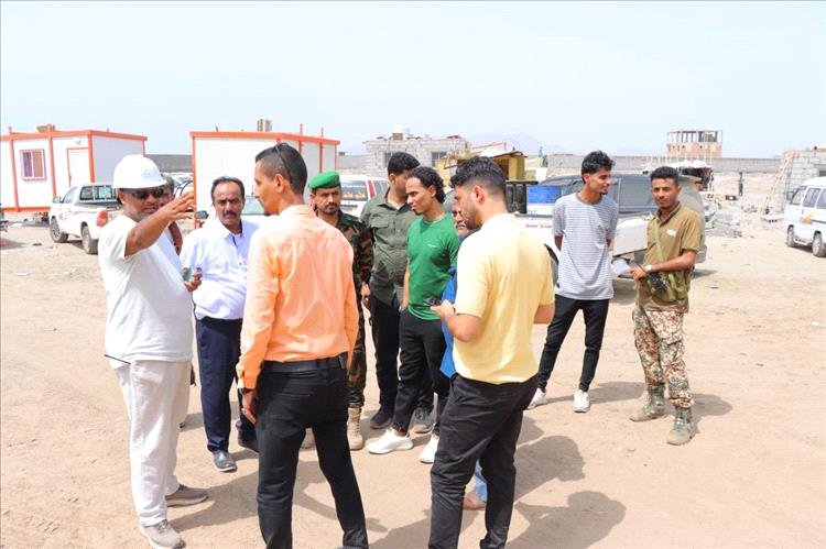 الزهري والسقاف يطلعان على سير الأعمال الإنشائية بمشروع بناء المستشفى الحديث بخور مكسر