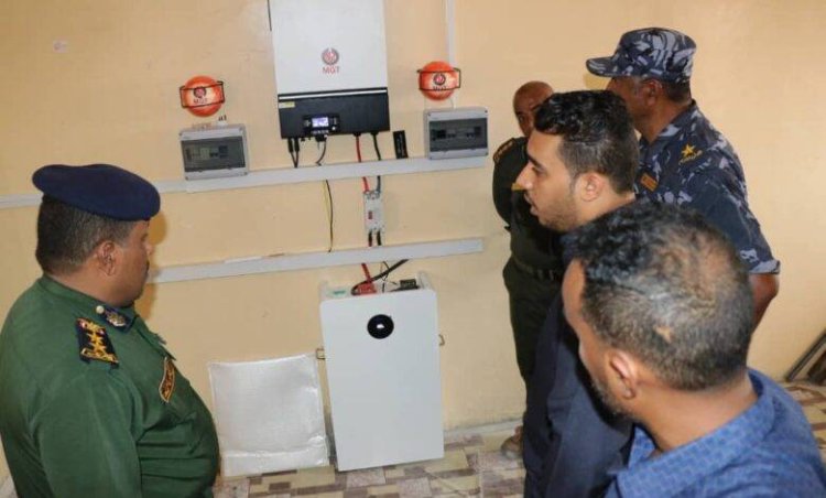 مكافحة المخدرات بحضرموت تتسلم منظومة طاقة شمسية لنزلاء السجن