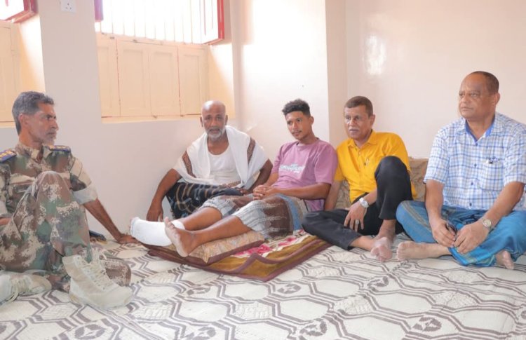 المدير العام لمديرية الشحر يطمئن على مصابي حادث سقوط القوائم الحديدية أثناء احتفالات فريق التعاون بفوزهم بالبطولة