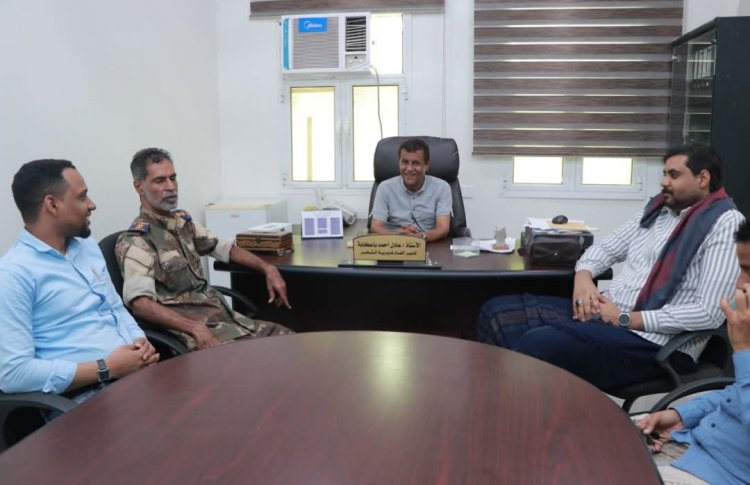 إتمام عملية الاستلام والتسليم بين المدير السلف والخلف لمكتب السياحة بمديرية الشحر