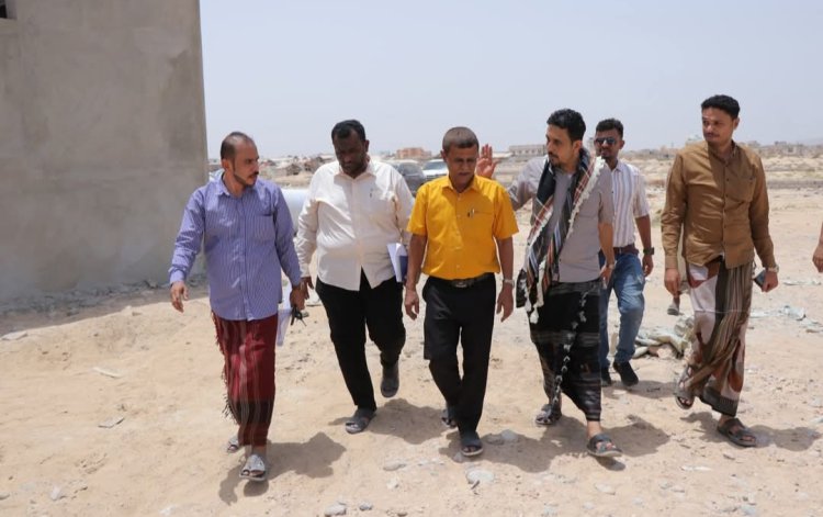 المدير العام لمديرية الشحر يتفقد سير العمل في مشروع معهد أحمد السيد عبدالوهاب النقيب للتعليم الفني