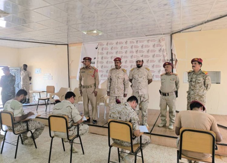 رئيس عمليات المنطقة العسكرية الثانية يُدشن الامتحانات النهائية للدورة السادسة لتأهيل القادة (قادة فصائل) بالمدرسة القتالية في المكلا