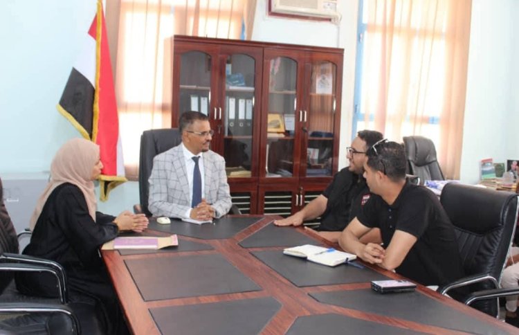 الأمين العام لمحلي حضرموت يطّلع على مشروع البرنامج التدريبي لتأهيل الفتيات في المجالات الرقمية والتقنية