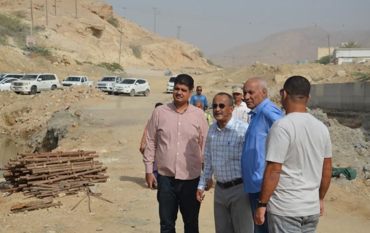 الوكيل بارزيق والمهندس العمري يتفقدان سير الأعمال الإنشائية بمشروع خور المكلا المرحلة الثانية