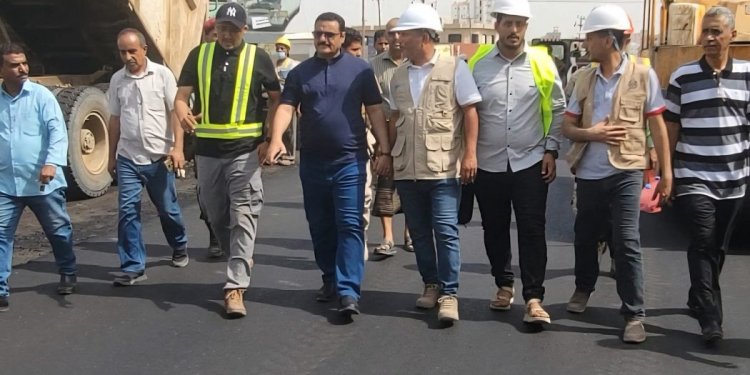 مدير عام المنصورة يدشن أعمال فرش الطبقة الأسفلتية بمشروع إعادة تأهيل شارع الخمسين