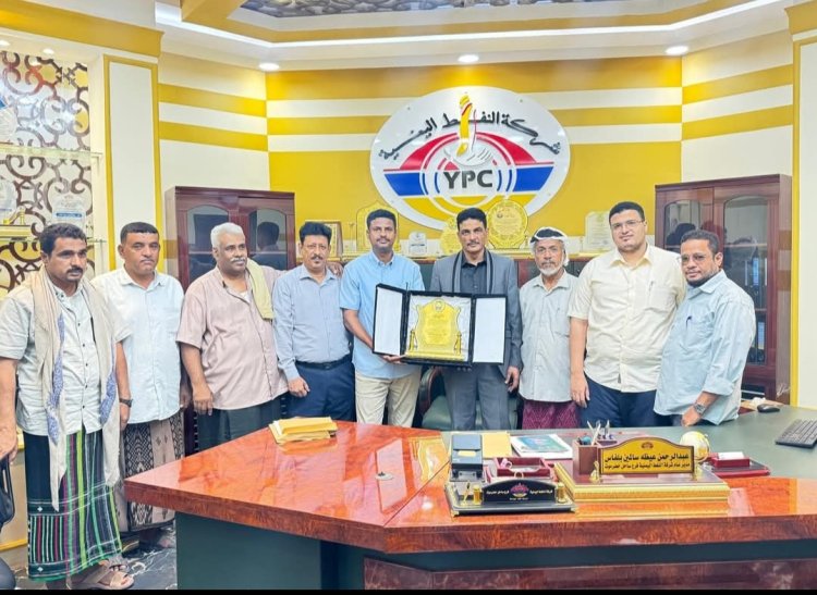 وكلاء المحطات الخاصة يكرّمون المدير العام لشركة النفط اليمنية فرع ساحل حضرموت.