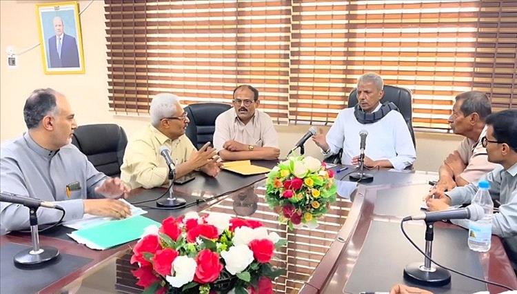 محافظ لحج يناقش خطة المقاطرة التنموية ويشدد على تحسين خدمات مستشفى ابن خلدون