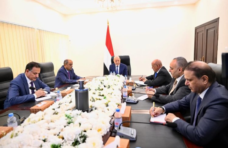 رئيس مجلس القيادة يجتمع برئيس الوزراء ومحافظ البنك المركزي
