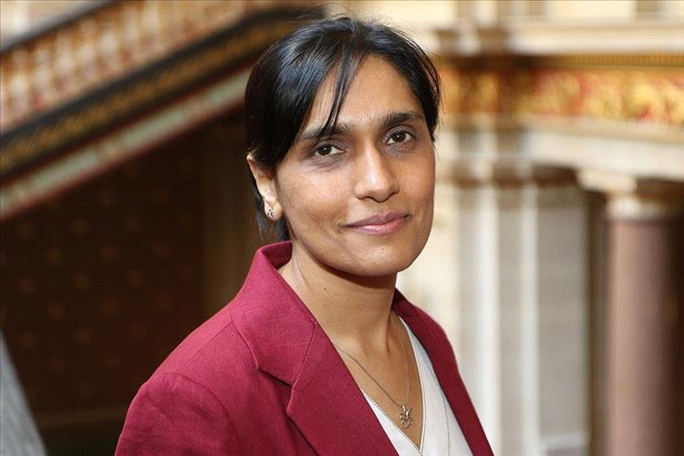 سفيرة بريطانيا تحذّر من كارثة بيئية وتهديد للمساعدات بعد هجوم الحوثيين على ناقلة في البحر الأحمر