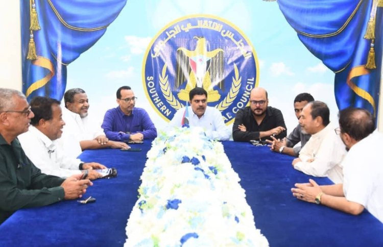 رئيس انتقالي حضرموت يسلم مكرمة الرئيس الزبيدي لمقادمة حي الشهيد خالد لأحياء التراث الشعبي بالمكلا