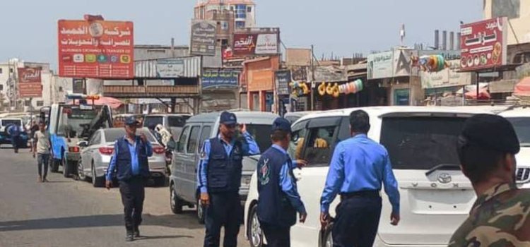 شرطة السير بعدن تنفذ حملة ميدانية مكثفة لضبط السيارات المخالفة