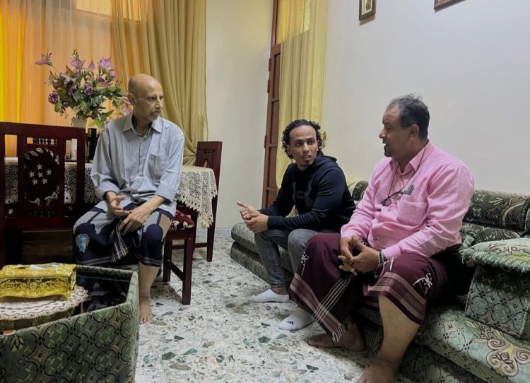 اطمأن على صحته.. السقاف يزور التربوي القدير زكي مسعد في الشيخ عثمان