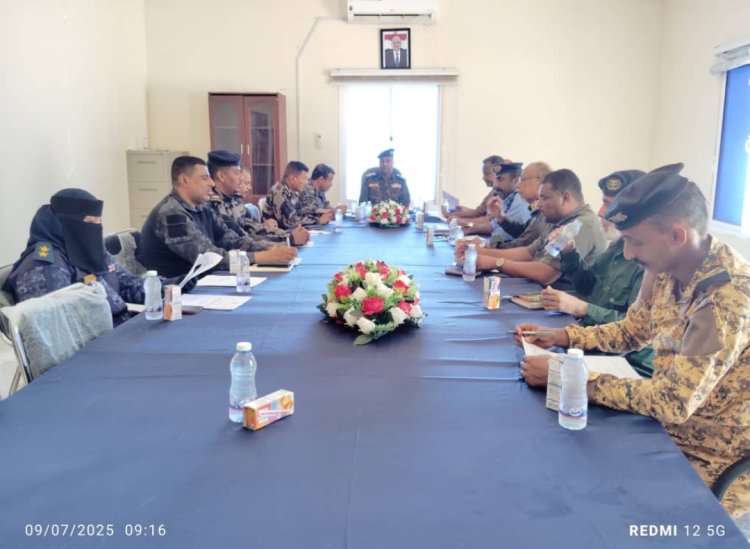 العميد الجابري يترأس إجتماعًا أمنيًا لمناقشة خطة تأمين موسم البلدة السياحي بسواحل حضرموت