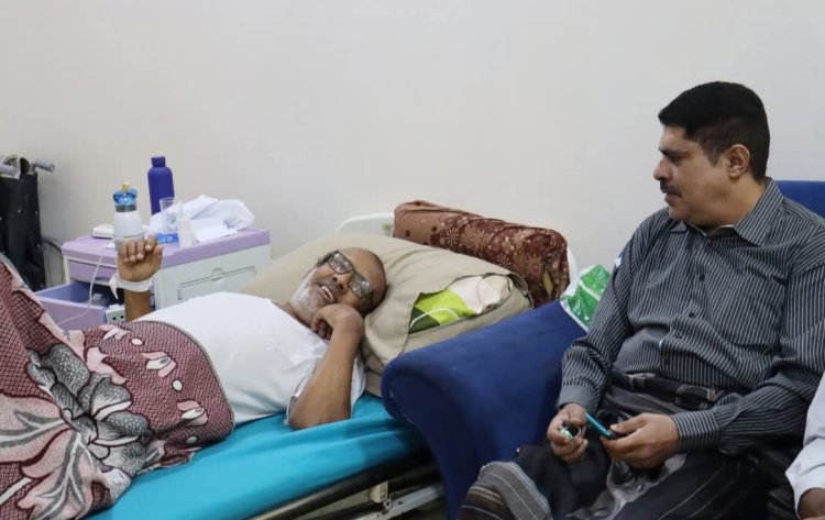 رئيس تنفيذية انتقالي حضرموت يطمئن على صحة المناضل أحمد العساني ويشيد بمواقفه النضالية