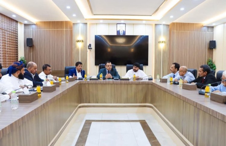 السقطري والحريزي يناقشان مشاريع التنمية مع قيادة السلطة المحلية بمحافظة المهرة