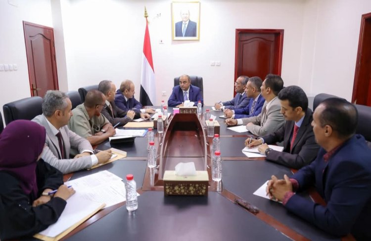 رئيس الوزراء يوجه بصرف مستحقات الربعين الأول والثاني للطلاب اليمنيين المبتعثين في الخارج