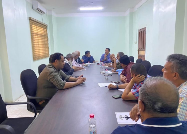 فريق من مجلس المستشارين يلتقي مدير عام مؤسسة كهرباء العاصمة عدن