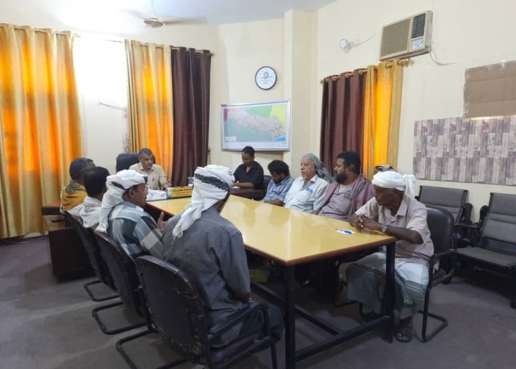 المدير العام لمديرية غيل باوزير يعقد اجتماعاً مع اللجان المجتمعية للأحياء السكنية لمناقشة التقارير النصف سنوية وتنسيق العمل الخدمي