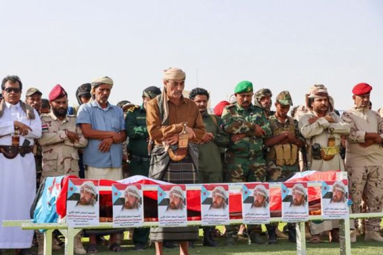 تشييع جثمان الشهيد المصعبي وسط حضور شعبي ورسمي بشبوة