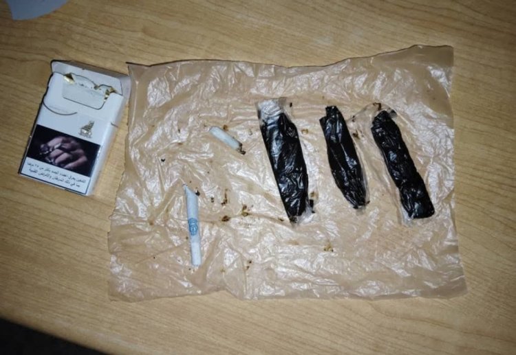 بالتنسيق بين إدارة مكافحة   المخدرات بمحافظة حضرموت الساحل وإدارة امن مديرية المكلا مثمتلة  بمركز شرطة الديس… القبض على مروج لمادة الحشيش المخدر .