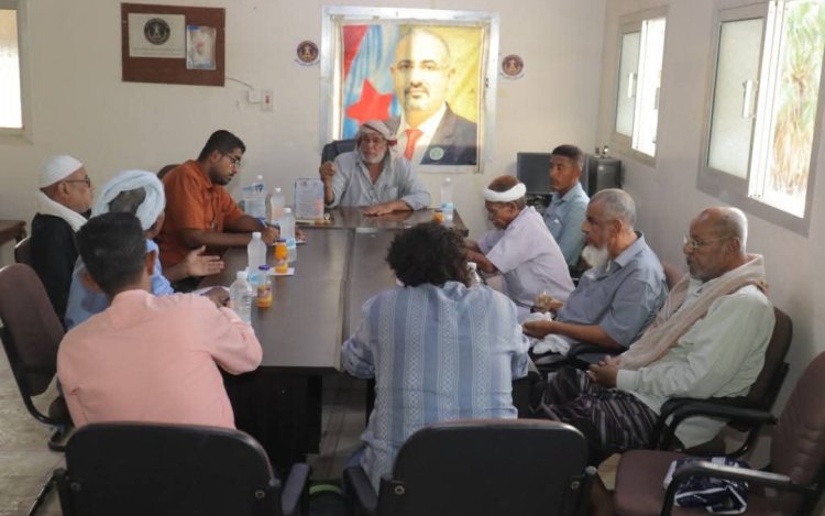 رئيس تنفيذية انتقالي غيل باوزير يبحث مع شخصيات اجتماعية تطوير القطاع الصحي بالمديرية