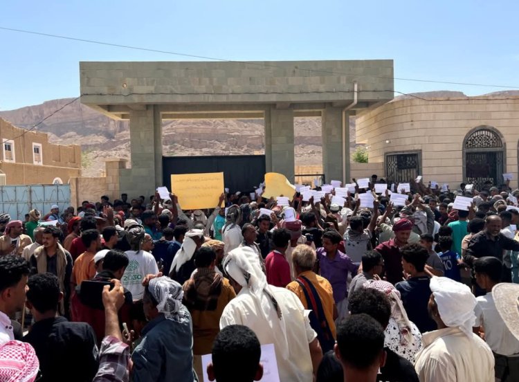 حشود جماهيرية في دوعن تضامنًا مع فرقة البندر ورفضًا لتدهور الأوضاع المعيشية مطالبين بأقالة مدير عام المديرية