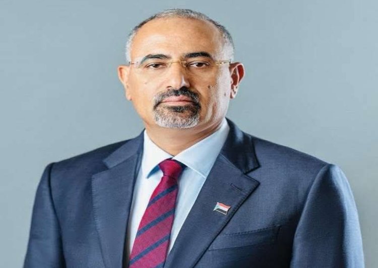 الرئيس الزُبيدي يُعزّي الرئيس البيض بوفاة شقيقه أبوبكر